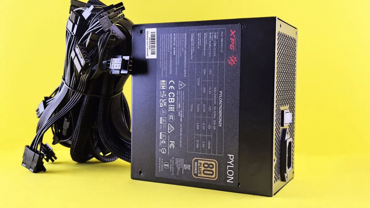 损坏的电脑电源（PSU）内部元件特写