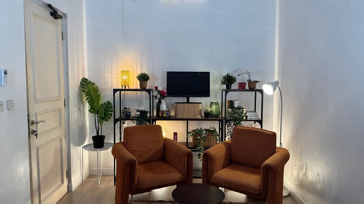 Router WiFi rumah dengan sinyal melembus dua lantai